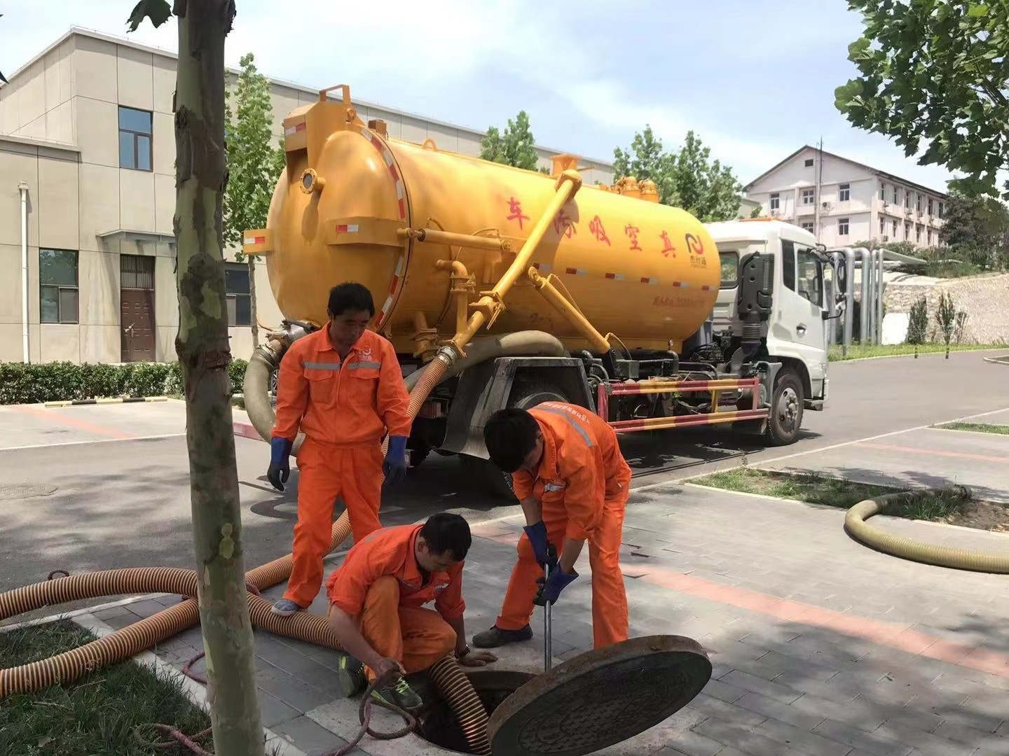 蒙城管道疏通车停在窨井附近