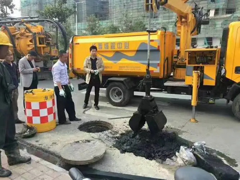 蒙城街道：网格员化身“清道夫”，为民解忧疏通“堵心”化粪池