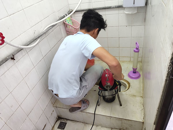 蒙城管道堵塞冒臭气 专业师傅现场解决问题
